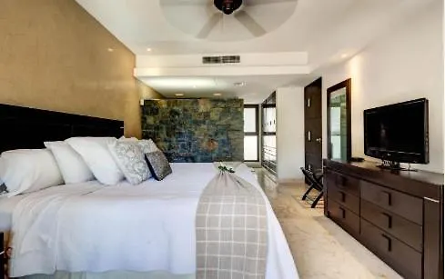 Amazing Hacienda For 14 Guests! Steps To The Beach! Playa del Carmen